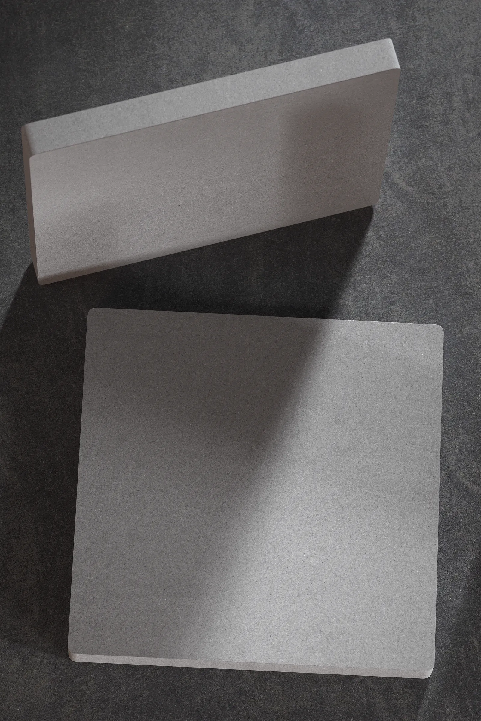 Tile in natural grey